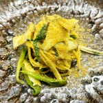 自家製のタリオリーニに、伊豆産のあわびと九条ネギカラスミを合わせた贅沢な逸品（入荷によります）