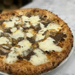 自家製のパンチェッタとキノコをあわせた人気メニュー