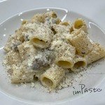 自家製サルシッチャとリコッタチーズのクリームソースにトリュフの香り。至福のヒトサラです。（季節限定）