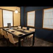 テーブル席は６名様と２名様の2テーブルあります。1グループ最大８名様まででしたら個室として利用できます