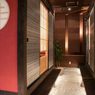 掘りごたつは４名様までの完全個室が２部屋と２名様個室が一部屋となります。テーブル席は5名様以上で完全個室でご利用いただけます。
