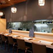 店内にはカウンター席もあり、一人使いにもおあつらえ向き。料理人の技を間近に、時にやりとりを交わしながら一杯を味わう。贅沢な一人の時間を満喫できそうです。