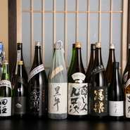 料理をさらに味わい深くしてくれるお酒。日本酒は全国各地より、オススメの地酒を25～30種常備。季節の料理や旬の一貫とともに、飲み頃の一杯を味わってみませんか。