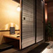 二人きりで利用できる掘りごたつ個室もあり、粋な大人のデートにも最適な一軒。人目を気にせずのんびりと、恋人との優雅なひとときを楽しんでみませんか。