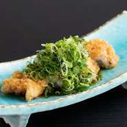 一本揚げした地穴子にタレを絡め、たっぷりの九条葱をのせた逸品。お店自慢の穴子に、醤油をベースにやや甘めに仕立てたタレの香ばしさと、九条葱の食感が加わり、絶妙な味わいを楽しめます。