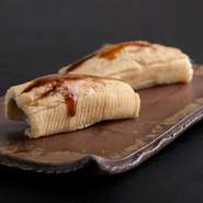 お店名物の“とろける蒸し穴子のにぎり”。口に入れた瞬間にとろけるような繊細な食感が魅力的。穴子からとったダシを煮詰めた特製ダレが、穴子の味わいをさらに印象深く演出してくれます。