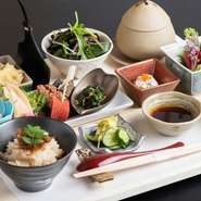 季節の恵みをたっぷりと楽しめる、お昼限定の御膳メニュー。色とりどりの料理たちは、ゲストを視覚から楽しませてくれます。品数も多く、満足度の高い逸品です。