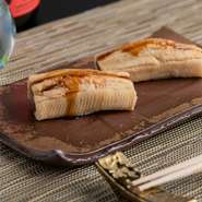 【奏】名物の一貫。とろける味わいの『蒸し穴子』