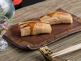 【奏】名物の一貫。とろける味わいの『蒸し穴子』