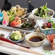 毎日市場に赴き料理人の目線で厳選した魚に、「門積農園」から届けられる野菜など、季節を代表する食材を用意しています。仕入れの状況によってもさまざまな旬の逸品と出合えるため、何度でも足を運びたい一軒です。