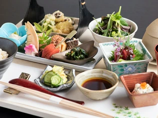 自らの目で選び抜いた魚に、契約農家から届けられる野菜