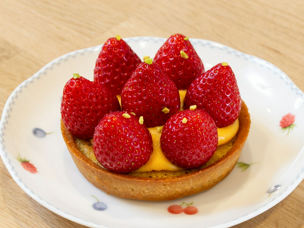 苺やリンゴ、旬の果物がたっぷりの『季節のタルト』