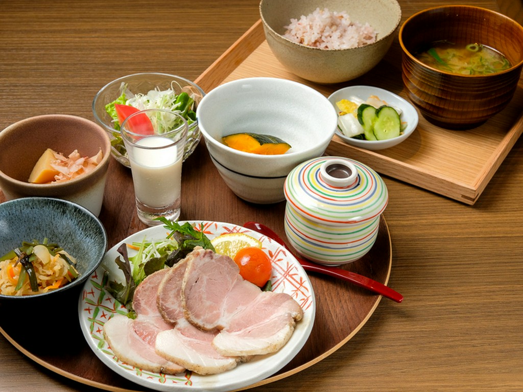 十六穀米の一汁五菜膳