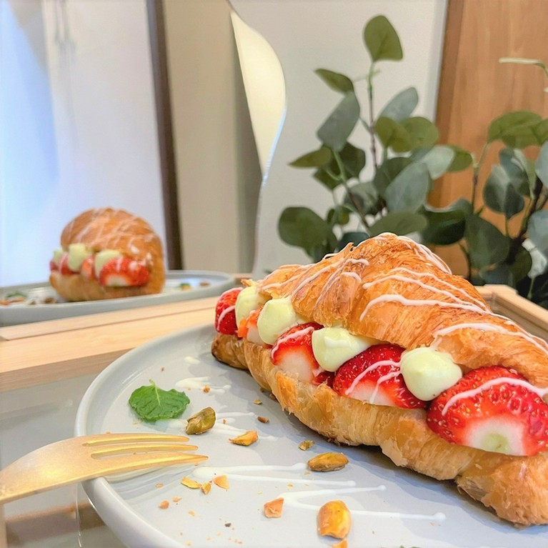 イチゴとピスタチオクリームのクロワッサンサンド