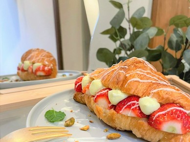 イチゴとピスタチオクリームのクロワッサンサンド