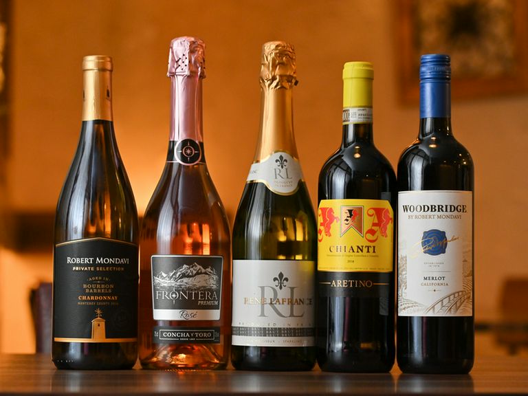 ワイン好きなオーナーが厳選した、こだわりの銘柄は100種類以上