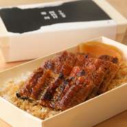 味わっていただきたい食感から逆算して導き出された、約300gという大サイズのうなぎ。
ひと回り大きなこのうなぎは、皮目を香ばしく焼き上げても身が縮まず肉厚で、備長炭の強い火にも負けない脂がのっています。

