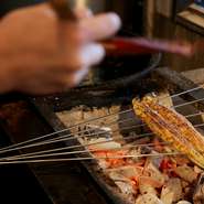 店自慢のうなぎは鮮度を保つため、焼き置きなど一切せず、その日の朝に捌いたものを注文が入ってから焼きあげます。名物の『蒲焼き　一本重』には信楽焼の器を使用。保温効果が高く、最後まで熱々を味わえます。