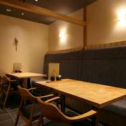 和モダンでゆったりとした雰囲気が漂う店内。落ち着きとカジュアルさを兼ね備え、気負わずにゆったりくつろげる空間です。買物や観光などを兼ねた、東京駅での食事に、老若男女問わず美味しい鰻が満喫できます。