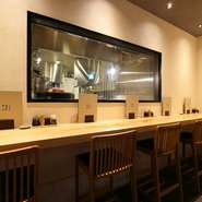 ご注文に合わせてうなぎを焼いています。
その姿をあるがまま正直に、お客様に見ていただけるよう、あえてライブキッチンにしているのです。
私たちが一本鰻にかける想いを是非ご覧になってお確かめください。