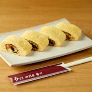 秘伝のタレで焼きあげたうなぎの蒲焼きを巻いた、トロトロのだし巻き卵。熱伝導の高い銅板の卵焼き器で卵を薄く焼き、何層にも重ねて巻きあげてあります。噛む度に口の中でほどけ、蒲焼きとほどよく混ざり合います。