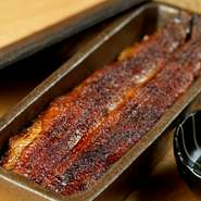創業以来の目利きで、蒸さずに炭火の高火力で焼き上げたときの仕上がりを想定し、うなぎの大きさ、脂乗りを見極めているからこそのおいしさ。食べた瞬間のパリッと、フワッと、トロッの食感がたまりません。