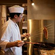 うなぎは、注文が入ってから一気に焼き上げてくれるので、とてもジューシー。最後まで温かい状態で楽しめるよう、保温効果が高い信楽焼の器を使うこだわりようです。