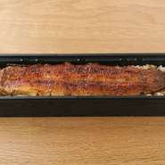 創業以来の目利きで選ぶうなぎは、蒸さずに炭火の高火力で焼きあげたときの仕上がりを想定し、大きさ、脂乗りを見極めているからこそのおいしさ。