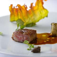 希少な国産素材を極上の一皿に仕立てる『熟成和牛肉の炭火焼き』