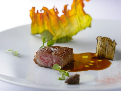 希少な国産素材を極上の一皿に仕立てる『熟成和牛肉の炭火焼き』