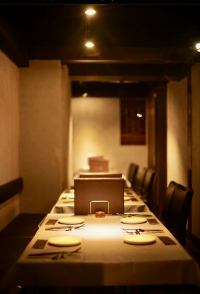 都会の喧騒を感じさせない空間と丁寧な料理が魅力の大人の隠れ家