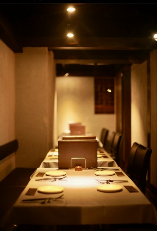 都会の喧騒を感じさせない空間と丁寧な料理が魅力の大人の隠れ家