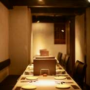 店内は都会の喧騒を感じさせない落ち着いた雰囲気の上質空間。ゆっくり食事とお酒が楽しめる大人の隠れ家ビストロです。お一人様でも立ち寄りやすいカウンター席は、デートにも最適。