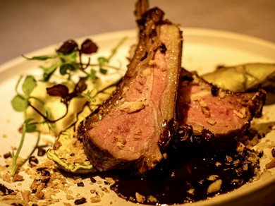 大切な人と落ち着いた雰囲気の店内で料理をシェア。寛ぎのひと時