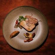 キジのモモ肉とベーコン、セージでマリネした凝縮されたテリーヌをジビエのジュレと粒マスタードソースとご一緒に！