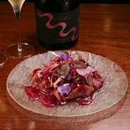 馬肉赤身肉とトレビス、ビーツドレッシングで