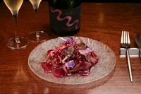 馬肉赤身肉とトレビス、ビーツドレッシングで