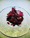 馬肉赤身肉とトレビス、ビーツドレッシングで～