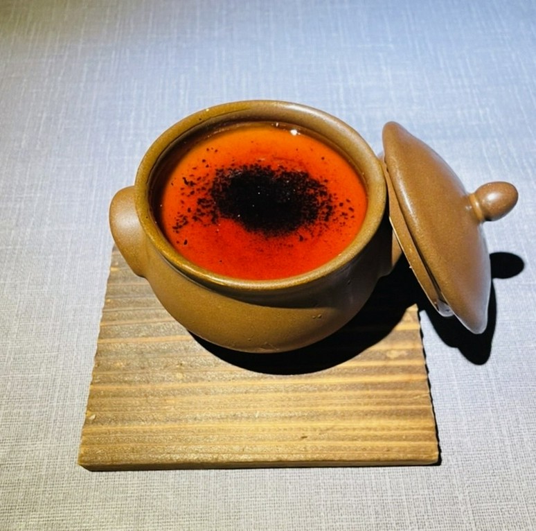 ビターなカラメルで仕上げた壺焼きプリン