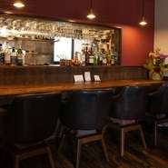 欅の極厚1枚板のカウンターで1人飲みなどいかがでしょうか。アラカルト料理もご用意してますので是非お気軽にご利用下さい。