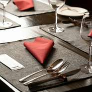 2022年3月、千葉県旭市にオープンした【a(c)（エーカッコシー）】は、コースのみ予約制で丁寧にゲストを迎える、正統派フレンチレストラン。ディナー、ランチそれぞれ3本ずつのコースが用意されています。