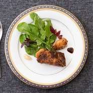 「匠豚」や地元野菜など、旭市産の食材を積極的に使っています。南は太平洋に面し、北部には「干潟八万石」と呼ばれる穀倉地帯が広がる旭市は、漁業や農業、畜産が盛んな街。豊富な恵みをいただけます。