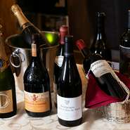 フランス産を中心に、バラエティに富んだワインをラインナップしています。手頃な価格のものから、ビオワイン、糖質カットワインまで、幅広いワインが取り揃い、料理とのマリアージュを楽しめます。