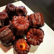 フランス、ボルドー地方で愛され続ける焼き菓子を、伝統的なレシピをもとに再現。熱伝導率の高い銅製の型で艶やかに焼きあげた『カヌレ』は、同店の看板スイーツ。一度食べたら忘れられないおいしさです。