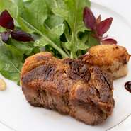 地元・旭産「匠味豚」は、濃厚な旨みが魅力の銘柄豚。その肩ロース肉を丸1日塩漬けにしたのち、塩抜きして低温の油で3時間ほど丁寧に火入れしました。表面はカリッと中はしっとりのダブル食感が楽しめます。