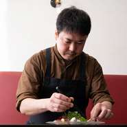 時間をかけて仕込んだ料理で、丁寧にゲストをお迎えしたいから、コースのみの予約制を採用している【a(c)】。ランチ、ディナーそれぞれ3本ずつ用意されたコースで、大満足の本格フレンチを楽しめます。