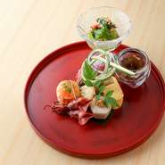 みなとみらいの絶景と共に本格和食を楽しめます。食材は、仕入れの段階から最新の注意を払い、各テーブルに並ぶまで徹底的に管理。火入れにも盛り付けにもこだわり、素材の滋味を伝えます。