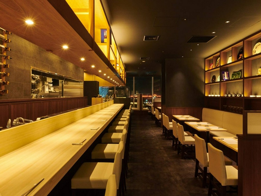 10mのフルオープンキッチンカウンターを完備