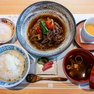 茶碗蒸し・赤出汁・温泉卵・お新香付き