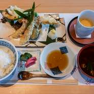茶碗蒸し・赤出汁・お新香付き